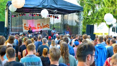 Das Festival L*abore, hier ein früheres Bühnenprogramm, erlebt am Freitag und Samstag seine 20. Auflage in Hauptmannsgrün.
