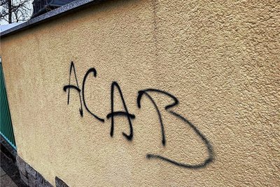 Dreist: Unbekannte haben die Mauer des Polizeireviers in der Pleißestadt Werdau beschmiert. 