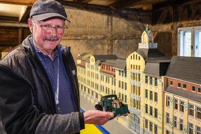 Siegfried Exner kümmert sich um das Modell der Wellner-Fabrik, das jetzt im Herrenhaus Auerhammer zusammen mit anderen Modellen steht.