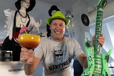 Till Schwabe betreibt die Tanzbar „Schwarz-Weiß“ in Annaberg. Nur wenige Minuten zu Fuß von der Kät entfernt kann dort täglich ab 22 Uhr gefeiert werden.