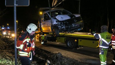 Das Unfallfahrzeug musste abgeschleppt werden.