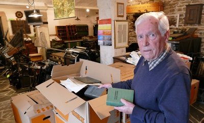 Die großen historischen Maschinen stehen noch, doch alle Zubehörteile, Kleinwerkzeuge, Hilfsgeräte sowie zahlreiche Bücher hat Manfred Schöne bereits in Kartons verpackt. 