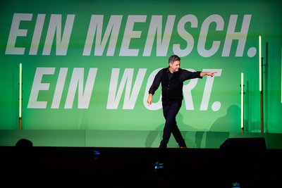 Robert Habeck kann eigentlich gut mit Worten umgehen und präzise ausdrücken, was er meint.  Bei seinem Vorschlag für eine Sozialabgabe auf Kapitalerträge bleibt der Kanzlerkandidat der Grünen aber sehr unscharf.