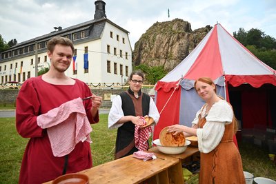 Lagerleben am Fuße des Rathaus: Sarah, Nil und Niklas, von rechts, beim Aufwasch, es gab Currywurst.