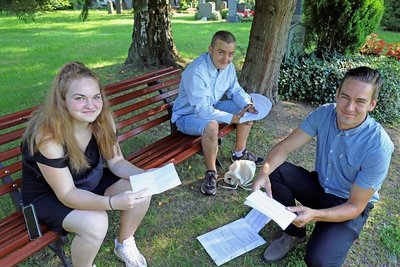 Janine Gregor (v. l.) und Jason-Patrick Lange von der Freiberger Oberschule "Clemens Winkler" haben gemeinsam mit ihren Klassenkameraden und Lehrer Philipp Baumgart das Leben zweier Maueropfer aus Freiberg recherchiert.