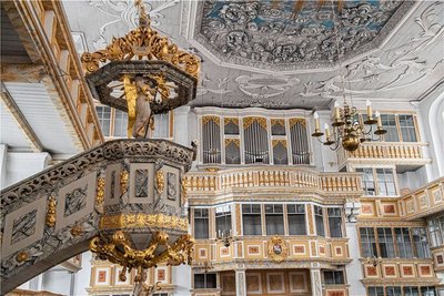 Eine Blick auf Kanzel und Eule-Orgel in der barocken St.-Georgen-Kirche zu Schwarzenberg.