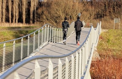 Die Radfahrer- und Fußgängerbrücke in Wernsdorf erfreut zahlreiche Nutzer des Kartendienstes Google Maps.