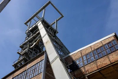 Die Ausstellung „No Secret“ ist im Schatten des Fördergerüsts am Schacht 371 im ehemaligen Maschinenhaus zu sehen.