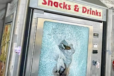Der Snackautomat am Bahnsteig 1 des Freiberger Bahnhofes wurde im Dezember 2025 beschädigt.