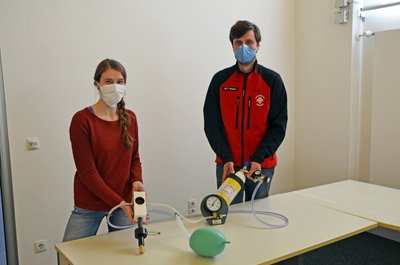 Frank Reuter vom Forschungs- und Lehrbergwerk und Anna Rudolph vom Entwicklungsteam mit dem Prototyp des druckgesteuerten Notfallbeatmungsgerätes