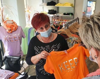 In der Zschopauer Filiale von "Hautnah Woman" konnte sich Modeverkäuferin Carmen Wendler wieder Zeit nehmen für ihre Kundinnen. 