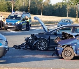 Beim Abbiegen von der Augustusburger Straße auf den Südring stieß ein VW Polo mit einem VW Passat zusammen. Beide Autofahrer erlitten leichte Verletzungen. 