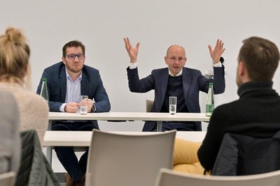 Lucas Flöther (r.) ist der vom Gericht bestellte Sachwalter. Er begleitet das Verfahren. Links daneben Klinikum-Geschäftsführer Marcel Koch.