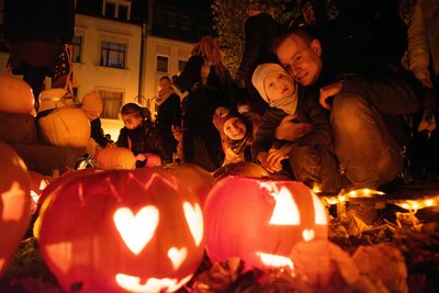 Das Kürbisleuchten in Adorf lässt viele Kinderaugen funkeln.