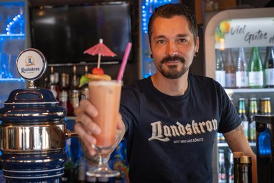 Daniel Hornig serviert in der Bar „Melodie“ am Annaberger Markt auch Cocktails.