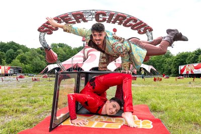 Handstand-Künstler Devin de Bianchi und Verrenkungskünstler Lorenzo Bernardi üben bereits für die Plauener Premiere am Donnerstag.