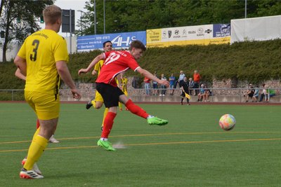 Die Vorentscheidung: Quentin Schubert (Mitte) zieht ab und trifft zum 3:1 für den VfB Annaberg gegen die Schneeberger Concordia.