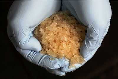 Sieht fast aus wie Kandiszucker, ist aber Crystal Meth: Ein Ermittler des Bundeskriminalamtes hält bei einer Pressekonferenz die billige, synthetisch hergestellte Droge in seinen Händen. Deren Konsum schafft ein trügerisches Glücksgefühl, macht rasch abhängig und führt in eine Abwärtsspirale. 