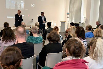 Geschäftsführer Marcel Koch (vorn rechts) unterrichtete am Montag Mitarbeiter vom Stand des Insolvenzverfahrens. Weitere konnten das Meeting im Internet verfolgen.