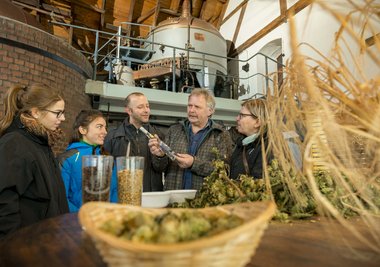 Trinken und Fachsimpeln über Hopfen und Malz: Besucher im Brauereimuseum Rechenberg, einer Station der künftigen Bierroute.