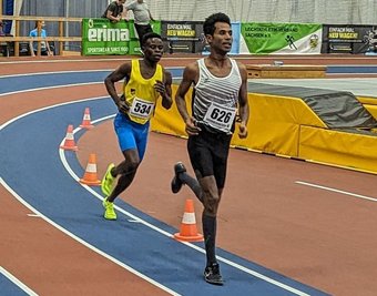 Hätte Eyob Berhe Solomun (r.) das Rennen über die 3000 Meter beendet, wäre er auf dem 6. Platz in unter 9 Minuten gelandet. 