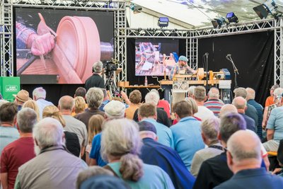 Sven Reichl demonstrierte den zahlreichen Besuchern im Festzelt das Reifendrehen.