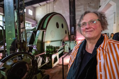 Kuratorin Andrea Geldmacher hat sich selbst von der großen Fördermaschine beeindrucken lassen.