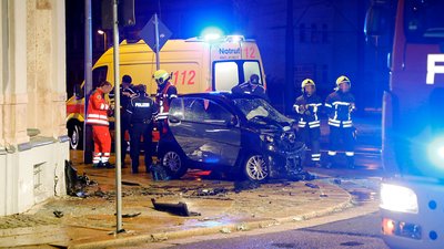 Der Fahrer verlor die Kontrolle über das Auto, kollidierte mit der Hauswand und kam mit dem Fahrzeug auf dem Gehweg zum Stehen.
