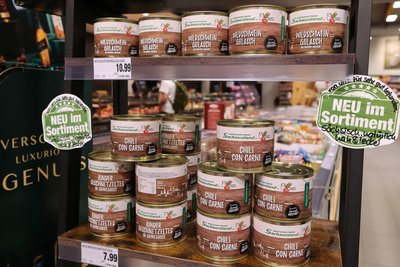 Edeka Schäfer in Hohenstein-Ernstthal legt Wert auf regionale Produkte. Deshalb gehört die Marke „Heimatproviant“ hier fest zum Sortiment.