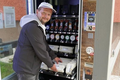 Bald auch in Frauenstein? In Zschopau steht mitten im August-Bebel-Wohngebiet ein Verkaufsautomat. Landwirt Benjamin Kirsch füllt ihn ständig mit frischen Eiern auf. 