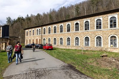 Noch gut erhalten ist das Herrenhaus. Kathrin Lahl hat bereits mit der denkmalgerechten Sanierung begonnen. Entstehen soll darin Wohnraum sowie eine Kunst- und Begegnungsstätte.