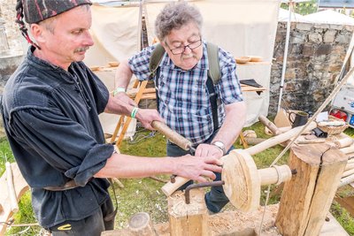 Steffen Laudel (l.) aus Plauen zeigte Wolfgang Forster wie an dieser einfachen Wippdrechselbank gearbeitet wird.