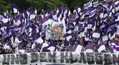 Alles in Lila-Weiß: So präsentierte sich der Fanblock des FC Erzgebirge Aue am Sonntag in Darmstadt.