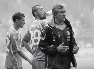 Gerd Schädlich (1. v. r.) war ein Trainer der alten Schule. Der akribische Fußballlehrer lebte seinen Profis Disziplin vor.