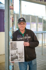 Burkhard Schulz war einer der Begründer der organisierten Fanszene in Aue. Hier hält er eine Fotografie in den Händen, die ihn als Anhänger von Wismut Aue in der Zeit um 1980 zeigt. 