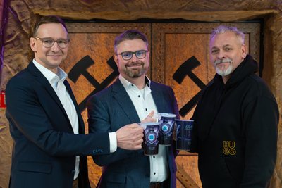 Geschäftsführer Sandro Köhler und Produktentwicklungschef Jens Süß von Hugo Stiehl bei der Übergabe der neuen Becher an FCE-Marketingleiter Enrico Barth (v. l.).