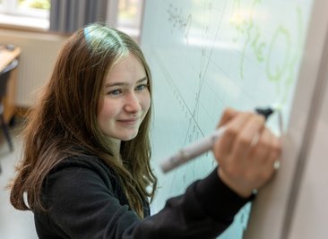 Lernen ist für Paula Treichel eine Lust. Besonders begabt ist die 14-Jährige in Mathe und Physik. Ihre Fähigkeit, sehr logisch zu denken, hat ihr den Platz im Landesgymnasium Sankt Afra Meißen eingebracht. 