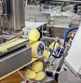 Moderne Maschinen bringen die Klöße in Form. Die Produktion läuft momentan im Drei-Schicht-System.