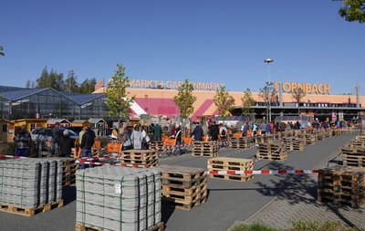 Lange Schlangen vor dem Hornbach-Baumarkt in Chemnitz.