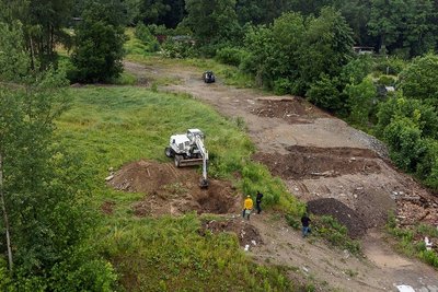 An der Stelle, wo der Bagger tätig ist, verschwanden die Reste eines Hauses unter Erdreich und Müll - es wurde samt Gardinen und Möbeln verbuddelt. Rechts im Bild die ebenfalls vergrabenen Garagen. Insgesamt ist das Areal an der Robert-Blum-Straße etwa 8000 Quadratmeter groß. 