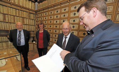Freibergs Oberbürgermeister Sven Krüger (von rechts), der Autor Gerhard Rossow, Stadtarchivleiterin Ines Lorenz und der Bürgermeister a. D. Arnd Böttcher bei der Übergabe des Manuskripts. 