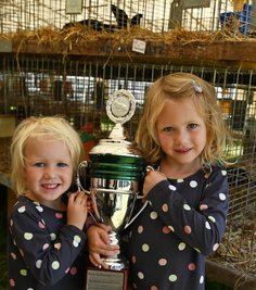 Felicia Backe (6), hier mit Schwester Elenia (4), gewann mit ihren Alaska den Pokal für die beste Zuchtgruppe in der Jugend.