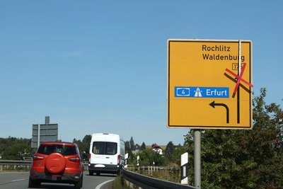 Ein Hinweisschild an der A 4 in Glauchau. Der Abschnitt über die B 175 nach Waldenburg ist gesperrt. Dabei können Autos über die Altenburger Straße und die Grünfelder Straße fahren.