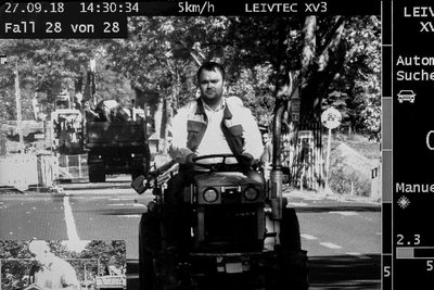 Ein Landratsamtsmitarbeiter nahm acht Messungen mit der mobilen, geeichten Lasertechnik vor. Ergebnis: Elßner brachte es mit dem Kleintraktor auf höchstens 5 km/h. Rückwärts sogar lediglich auf vier km/h. 