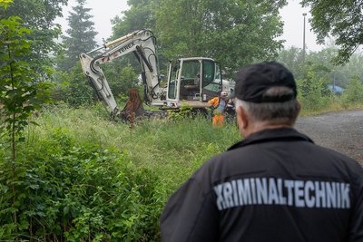 Vertreter von Polizei und Behörden sowie ein Bagger rückten am Dienstagmorgen an. Grundlage dafür war ein Durchsuchungsbeschluss der Staatsanwaltschaft.