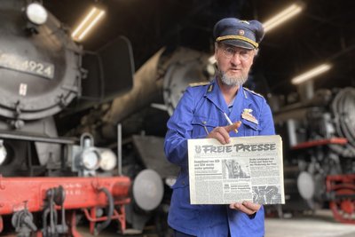 Mit Lektüre für die Lokführer-Pause: Heiko Ulf-Udo Martin in der Uniform eines DDR-Eisenbahners.