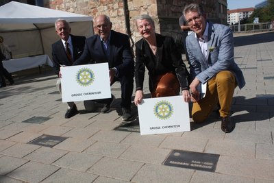 Friedrich Thießen, Professor an der TU Chemnitz, Rotary-Pastpräsident Karl-Heinz Schüngel, Literaturprofessorin Ulrike Brummert und Bürgermeister Ralph Burghart (von links) verlegten neue Gedenkplatten in Erinnerung an "Große Chemnitzer".