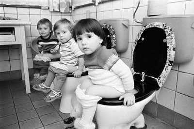 Kinder in einem Kindergarten im ehemaligen Bezirk Leipzig 1984. Nach der Wiedervereinigung dienten diese Erfahrungen zur Erklärung einer stärkeren autoritären Prägung der Ostdeutschen.