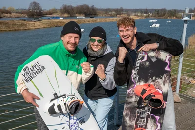 Freuen sich auf das „Kolibri“ in Rossau: die Wakepark-Chefs Honza „Jan“ Palaty und Silke Künzel mit Festival-Organisator Pascal Sobeck. (v.l.).
