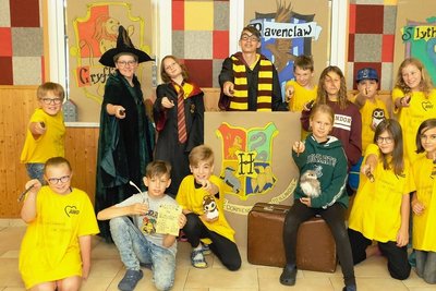Wie an der Hogwarts-Schule aus den Büchern von Joanne K. Rowling sind auch die Ferienkinder im Harry-Potter-Sommercamp im Schullandheim Limbach in vier Häuser eingeteilt: Gryffindor, Ravenclaw, Slytherin und Hufflepuff. Schullandheim-Leiterin Nicole Fehlau (3. v. l.) mischt munter mit. 